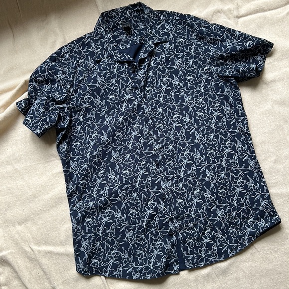 Navy/white short sleeved button down floral pattern/print shirt EUC like new - Picture 1 of 7